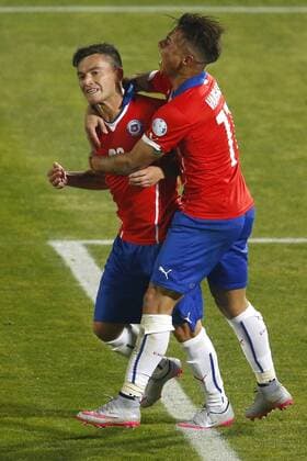 Aktuell Fußball, Copa America, Chile - Bolivien Football , Chile v Bolivia. Copa America Championship 2015 . Chile s player Charles Aranguiz, right, celebrates scoring against Bolivia during the group A football match of the 2015 Copa America at the National stadium in Santiago, Chile. 19 06 2015 Adrián Aylwin Photosport Chile v Bolivia, Copa America 2015. 