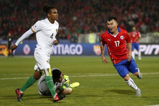Aktuell Fußball, Copa America, Chile - Bolivien Football , Chile v Bolivia. Copa America Championship 2015 . Chile s player Gary Medel, right, celebrates scoring against Bolivia during the group A football match of the 2015 Copa America at the National stadium in Santiago, Chile. 19 06 2015 Andrés Piña Photosport Chile v Bolivia, Copa America 2015. 