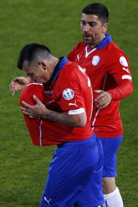 Aktuell Fußball, Copa America, Chile - Bolivien Football , Chile v Bolivia. Copa America Championship 2015 . Chile s player Gary Medel, center, celebrates with teammates scoring against Bolivia during the group A football match of the 2015 Copa America at the National stadium in Santiago, Chile. 19 06 2015 Adrián Aylwin Photosport Chile v Bolivia, Copa America 2015. 