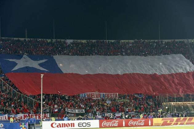 Aktuell Fußball, Copa America, Chile - Bolivien Football , Chile v Bolivia. Copa America Championship 2015 . Chile s fans display a giant flag prior to the group A football match of the 2015 Copa America against Bolivia at the National stadium in Santiago, Chile. 19 06 2015 Andrés Piña Photosport Chile v Bolivia, Copa America 2015. 