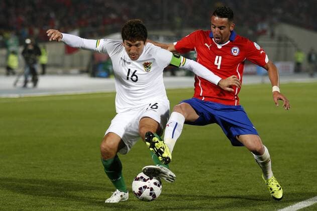 Aktuell Fußball, Copa America, Chile - Bolivien Football , Chile v Bolivia. Copa America Championship 2015 . Bolivia s player Ronald Raldes, left, battles for the ball against Mauricio Isla of Chile during the group A football match of the 2015 Copa America at the National stadium in Santiago, Chile. 19 06 2015 Andrés Piña Photosport Chile v Bolivia, Copa America 2015. 