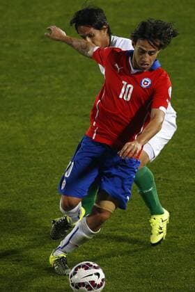 Aktuell Fußball, Copa America, Chile - Bolivien Football , Chile v Bolivia. Copa America Championship 2015 . Chile s player Jorge Valdivia, front battles for the ball against a player of Bolivia during the group A football match of the 2015 Copa America at the National stadium in Santiago, Chile. 19 06 2015 Adrián Aylwin Photosport Chile v Bolivia, Copa America 2015. 