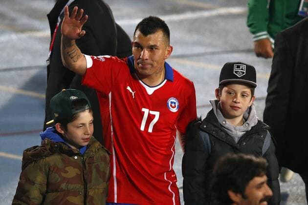Aktuell Fußball, Copa America, Chile - Bolivien Football , Chile v Bolivia. Copa America Championship 2015 . Chile s player Gary Medel, center, celebrates with his sons their triumph against Bolivia at the end the group A football match of the 2015 Copa America at the National stadium in Santiago, Chile. 19 06 2015 Adrián Aylwin Photosport Chile v Bolivia, Copa America 2015. 