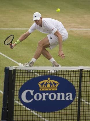 Aktuell Tennis, ATP Turnier im Queen s Club, Halbfinale 20.06.2015. London, England. Queens Aegon Championship Tennis. Kevin Anderson (RSA) stoops low to return the ball during his match with Gilles Simon (FRA). xNigelxCookex  ActionPlus11633685