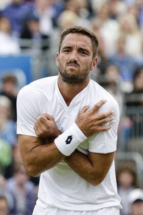 Aktuell Tennis, ATP Turnier im Queen s Club, Halbfinale 20.06.2015. London, England. Queens Aegon Championship Tennis. Andy Murray (GBR) versus Viktor Troicki (SRB), Semi Final match. Viktor Troicki grimaces in pain after a nasty fall &amp; appears to have injured his shoulder xCraigxMercerx  ActionPlus11633784