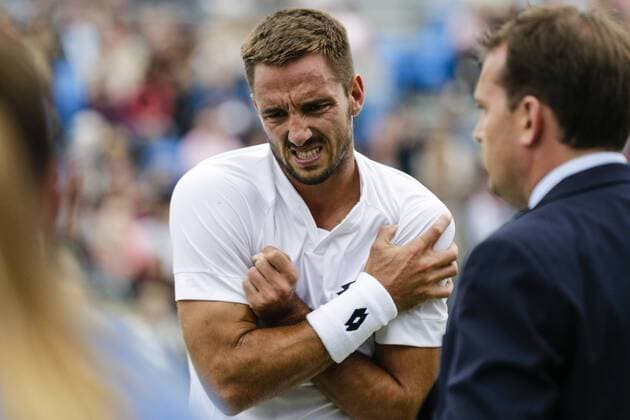 Aktuell Tennis, ATP Turnier im Queen s Club, Halbfinale 20.06.2015. London, England. Queens Aegon Championship Tennis. Andy Murray (GBR) versus Viktor Troicki (SRB), Semi Final match. Viktor Troicki grimaces in pain after a nasty fall &amp; appears to have injured his shoulder xCraigxMercerx  ActionPlus11633785