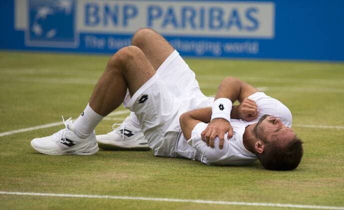 Aktuell Tennis, ATP Turnier im Queen s Club, Halbfinale 20.06.2015. London, England. Queens Aegon Championship Tennis. Viktor Troicki (SRB) lays prone on the court after seemingly hurting his shoulder going for a shot. xNigelxCookex  ActionPlus11633792