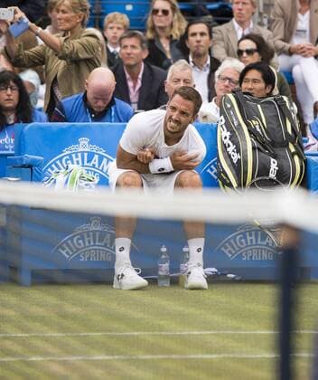 Aktuell Tennis, ATP Turnier im Queen s Club, Halbfinale 20.06.2015. London, England. Queens Aegon Championship Tennis. Viktor Troicki (SRB) continues to hold his shoulder as he waits for medical attention. xNigelxCookex  ActionPlus11633793