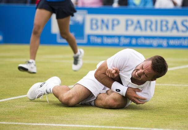 Aktuell Tennis, ATP Turnier im Queen s Club, Halbfinale 20.06.2015. London, England. Queens Aegon Championship Tennis. Viktor Troicki (SRB) goes down holding his shoulder after falling going for a shot. xNigelxCookex  ActionPlus11633794