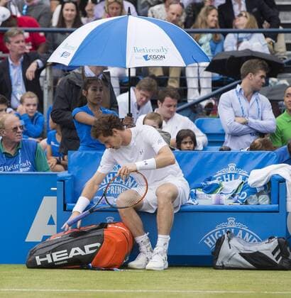 Aktuell Tennis, ATP Turnier im Queen s Club, Halbfinale 20.06.2015. London, England. Queens Aegon Championship Tennis. Andy Murray (GBR) puts his racquet away as play is suspended again for rain. xNigelxCookex  ActionPlus11633795