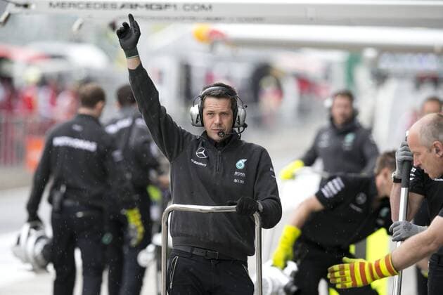 Motorsports: FIA Formula One World Championship WM Weltmeisterschaft 2015, Grand Prix of Austria, mechanic of Mercedes AMG Petronas Formula One Team xHOCHxZWEIx