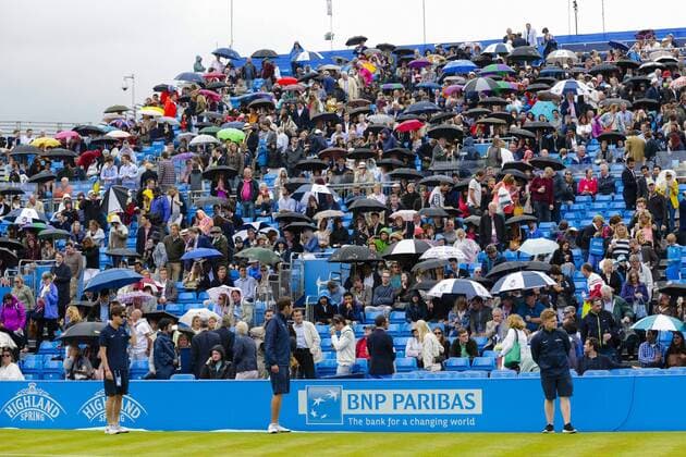 Aktuell Tennis, ATP Turnier im Queen s Club, Halbfinale 20.06.2015. London, England. Queens Aegon Championship Tennis. Andy Murray (GBR) versus Viktor Troicki (SRB), Semi Final match. Colourful umbrellas on show in the crowd, as rain stopped play xCraigxMercerx  ActionPlus11633810