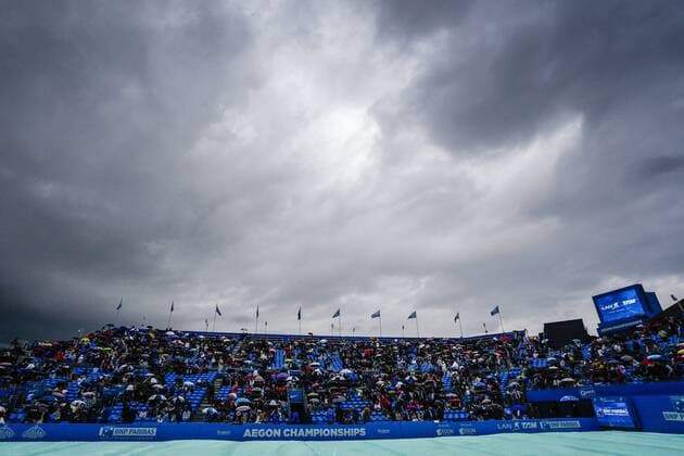 Aktuell Tennis, ATP Turnier im Queen s Club, Halbfinale 20.06.2015. London, England. Queens Aegon Championship Tennis. Andy Murray (GBR) versus Viktor Troicki (SRB), Semi Final match. Grey skies dominate the venue after rain stopped play xCraigxMercerx  ActionPlus11633812