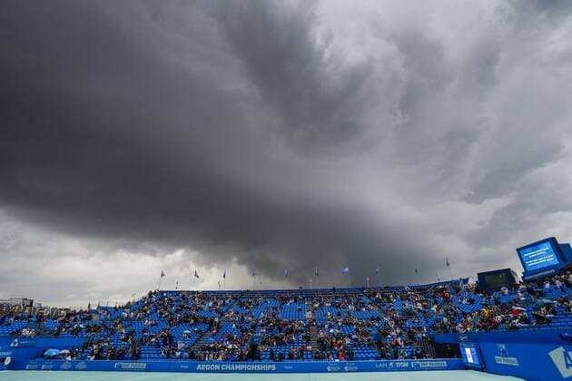 Aktuell Tennis, ATP Turnier im Queen s Club, Halbfinale 20.06.2015. London, England. Queens Aegon Championship Tennis. Andy Murray (GBR) versus Viktor Troicki (SRB), Semi Final match. Grey skies dominate the venue after rain stopped play xCraigxMercerx  ActionPlus11633814