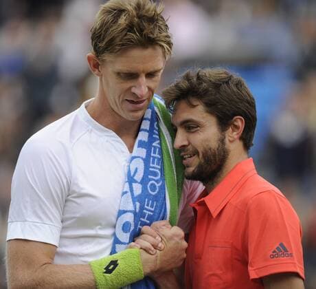 Aktuell Tennis, ATP Turnier im Queen s Club, Halbfinale JUNE 20, 2015: Kevin Anderson (RSA) is congratulated by Gilles Simon (FRA) after defeating him 63 67 63 in their MenÕs Singles Semi Final match during the AEGON Championships at Queen s Club in London, UK. TENNIS: JUN 20 Aegon Championship Icon15062033 EDITORIAL USE ONLY