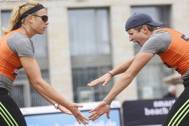 Beachvolleyball: smart beach tour Dresden 2015, Melanie Gernert (r.) und Anika Krebs (l.) (VC Olympia Berlin) xHOCHxZWEIx xThomasxVictorx