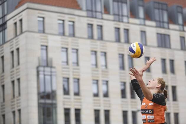 Beachvolleyball: smart beach tour Dresden 2015, Anne Friedrich (VG Wiwa Hamburg), xHOCHxZWEIx xThomasxVictorx