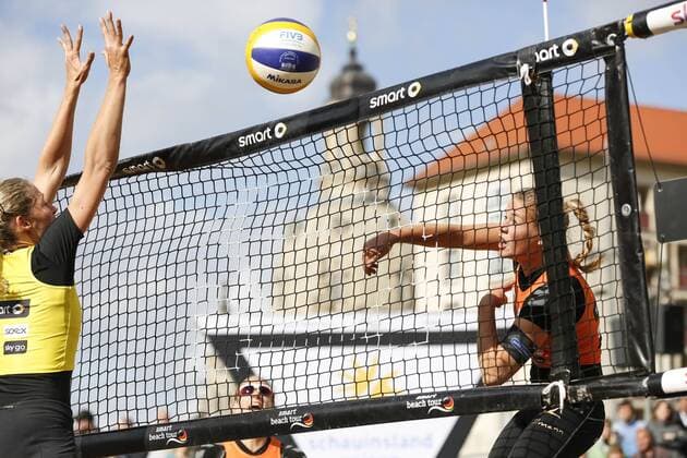 Beachvolleyball: smart beach tour Dresden 2015, Tatjana Zautys (in gelb) (SV Lohhof) gegen Cinja Tillmann (in orange) ( USC Muenster), xHOCHxZWEIx xThomasxVictorx