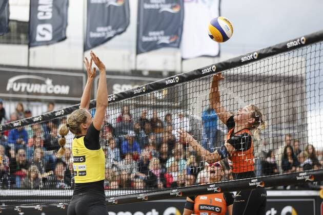 Beachvolleyball: smart beach tour Dresden 2015, Tatjana Zautys (in gelb) (SV Lohhof) gegen Cinja Tillmann (in orange) ( USC Muenster), xHOCHxZWEIx xThomasxVictorx