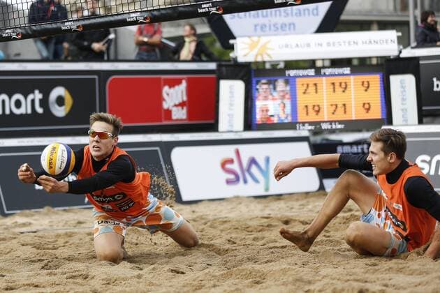 Beachvolleyball: smart beach tour Dresden 2015, Bennet Poniewaz (r.) und David Poniewaz (l.) (KMTV Eagles Kiel), xHOCHxZWEIx xThomasxVictorx