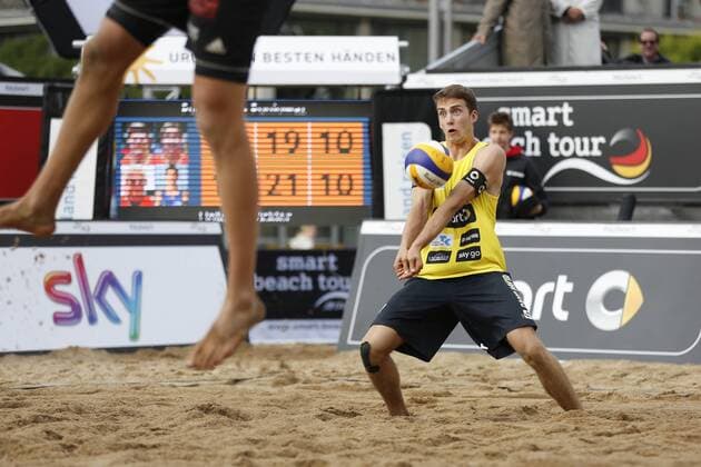 Beachvolleyball: smart beach tour Dresden 2015, Clemens Wickler (in gelb) (TV Bad Toelz), xHOCHxZWEIx xThomasxVictorx