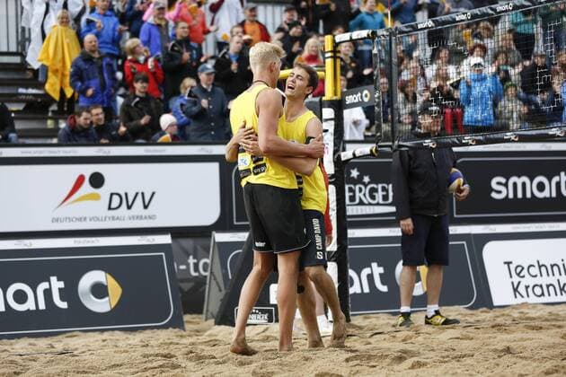 Beachvolleyball: smart beach tour Dresden 2015, Tim Holler (l.) (SV Feldbach) und Clemens Wickler (r.) (TV Bad Toelz), xHOCHxZWEIx xThomasxVictorx