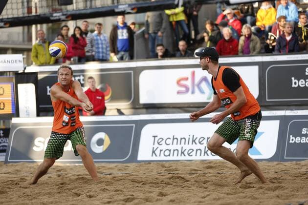 Beachvolleyball: smart beach tour Dresden 2015, Sebastian Dollinger (r.) (Hamburger SV) und Marcus Popp (l.) (San Yuan (ARG)), xHOCHxZWEIx xThomasxVictorx