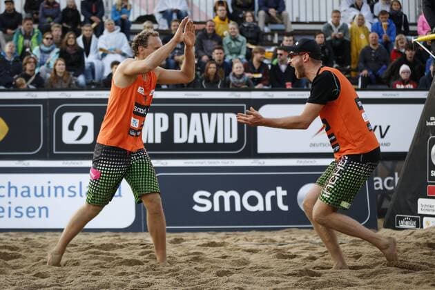 Beachvolleyball: smart beach tour Dresden 2015, Sebastian Dollinger (r.) (Hamburger SV) und Marcus Popp (l.) (San Yuan (ARG)), xHOCHxZWEIx xThomasxVictorx
