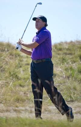 Aktuell Golf, US Open, Tag 3 Phil Mickelson watches his tee shot on the second hole in the third round of the 115th U.S. Open Championship at Chambers Bay on June 20, 2015 in University Place, Washington.  SEA20150620001 TERRYxSCHMITT