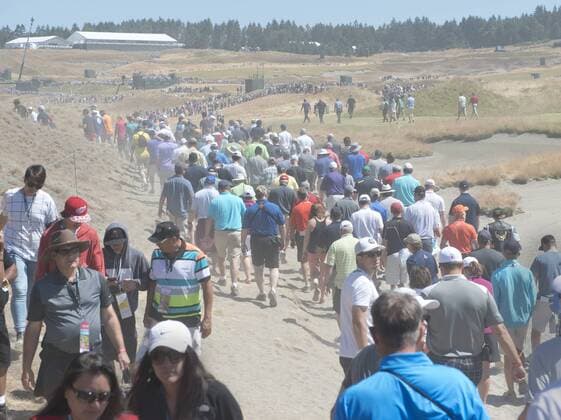 Aktuell Golf, US Open, Tag 3 Spectators kick up dust as they move along the second hole during the third round of the 115th U.S. Open Championship at Chambers Bay on June 20, 2015 in University Place, Washington. The nature of the Chambers Bay course makes it difficult fans to follow their favorite golfers.  SEA20150620002 TERRYxSCHMITT