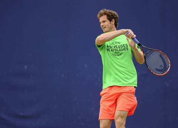 Aktuell Tennis, Andy Murray Training im Motivationsshirt, ATP Turnier im Queen s Club 20 June 2015: Andy Murray (GBR) warming up before his Singles Semi Final match during the AEGON Championship at the Queen s Club in London, UK. TENNIS: JUN 20 Aegon Championship Icon1506203320 EDITORIAL USE ONLY