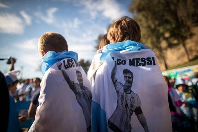 Aktuell Fußball, Copa America, Argentinische Fans stimmen sich auf das Spiel gegen Jamaica ein Argentina-Jamaica VINA DEL MAR, CHILE - 06 20 2015: ARGENTINA X JAMAICA - fans before match between Argentina-Jamaica, valid for the third round of the first phase of group B Copa America 2015 held at the Estadio Sausalito. (Photo: Marcelo Machado de Melo FotoArena)  MarceloxMachadoxdexMelo