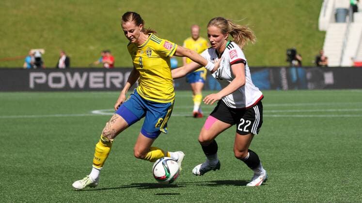 v.li.: Lotta Schelin (Schweden), Tabea Kemme (Deutschland), Zweikampf, Duell, duel, tackle, Dynamik, Action, Aktion, Fussball, FIFA Frauen-WM 2015, Deutschland - Schweden, xozx