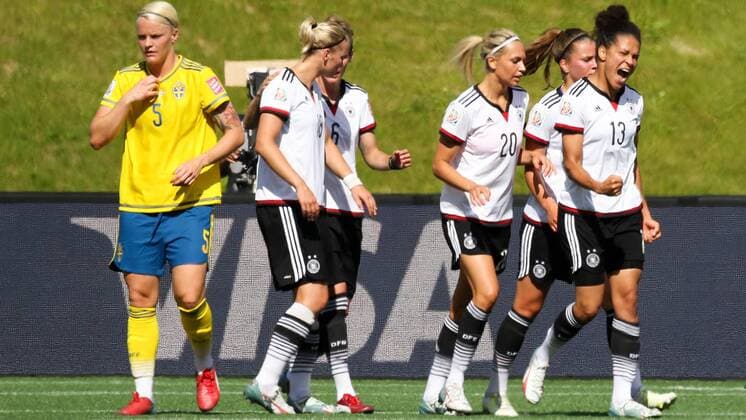Celia Sasic (Deutschland, 13) ballt die Faust und jubelt über ihr Elfmetertor zum 2:0, Jubel, Torjubel, Torerfolg, celebrate the goal, goal, celebration, Jubel ueber das Tor, optimistisch, Action, Aktion, Fussball, FIFA Frauen-WM 2015, Deutschland - Schweden, xozx