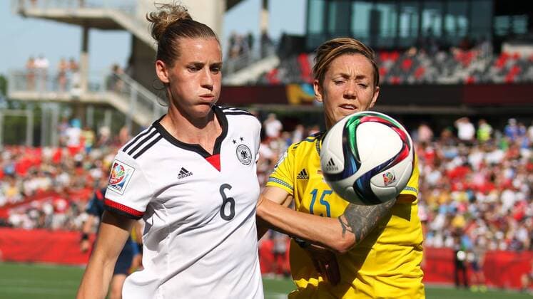 v.li.: Simone Laudehr (Deutschland), Therese Sjögran (Schweden), Zweikampf, Duell, duel, tackle, Dynamik, Action, Aktion, Fussball, FIFA Frauen-WM 2015, Deutschland - Schweden, xozx
