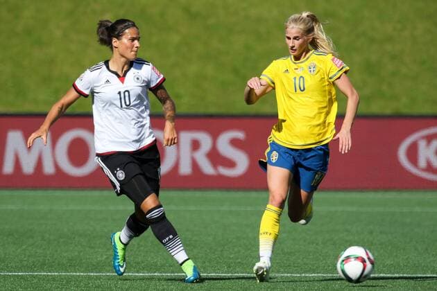 v.li.: Dzsenifer Marozsan (Deutschland), Sofia Jakobsson (Schweden), Fussball, FIFA Frauen-WM 2015, Deutschland - Schweden, xozx