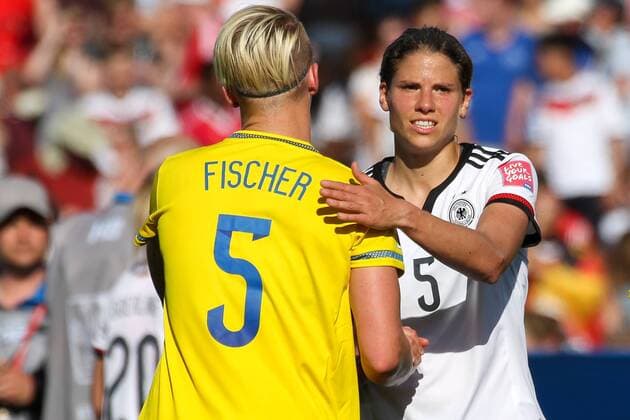 v.li.: Nilla Fischer (Schweden), Annike Krahn (Deutschland), Fussball, FIFA Frauen-WM 2015, Deutschland - Schweden, xozx