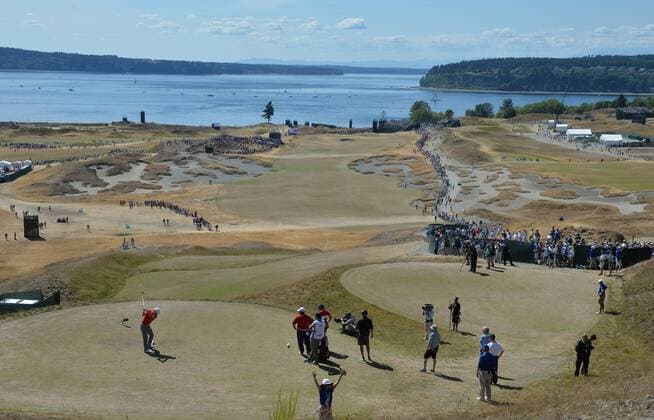 Aktuell Golf, US Open, Tag 3 Jordan Spieth tees off on the fifth hole during the third round of the 115th U.S. Open Championship at Chambers Bay on June 20, 2015 in University Place, Washington.  SEA20150620043 KEVINxDIETSCH