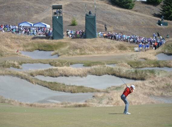 Aktuell Golf, US Open, Tag 3 Jordan Spieth hits on the fourth hole during the third round of the 115th U.S. Open Championship at Chambers Bay on June 20, 2015 in University Place, Washington.  SEA20150620047 KEVINxDIETSCH