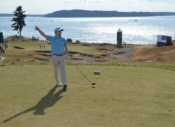 Aktuell Golf, US Open, Tag 3 Branden Grace indicates an errant shot from the 12th tee during the third round of the 115th U.S. Open Championship at Chambers Bay on June 20, 2015 in University Place, Washington.  SEA20150620055 KEVINxDIETSCH
