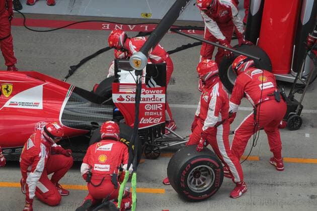 Austrian Grand Prix, Red Bull Ring 18 - 21 June 2015 21.06.2015- Race, problems during Sebastian Vettel (GER) Scuderia Ferrari SF15-T pit stop with theright rear tire 