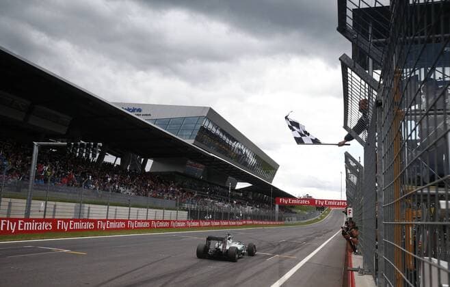 Motorsports: FIA Formula One World Championship WM Weltmeisterschaft 2015, Grand Prix of Austria, 6 Nico Rosberg (GER, Mercedes AMG Petronas Formula One Team), Zieleinfahrt xHOCHxZWEIx