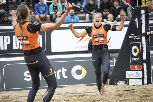 Beachvolleyball: smart beach tour Dresden 2015, Katharina Schillerwein (l.) (RWE BEachvolleys Bottrop) und Cinja Tillmann (r.) (USC Muenster), xHOCHxZWEIx xThomasxVictorx