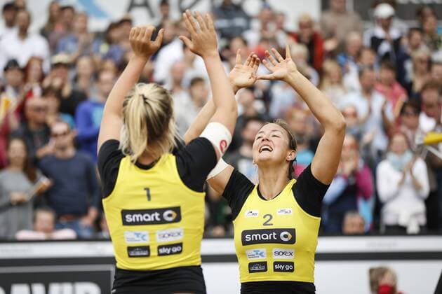 Beachvolleyball: smart beach tour Dresden 2015, drittplatzierte Teresa Mersmann (r.) und Isabel Schneider (l.) (TSV Bayern 04 Leverkusen), xHOCHxZWEIx xThomasxVictorx