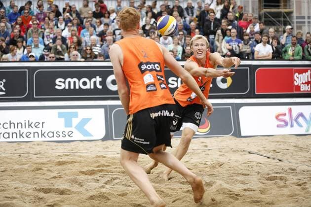Beachvolleyball: smart beach tour Dresden 2015, Philipp Arne Bergmann (l.) und Yannick Harms (r.) (TC Hameln), xHOCHxZWEIx xThomasxVictorx