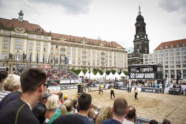Beachvolleyball: smart beach tour Dresden 2015, Uebersicht ueber den Centercourt waehrend des Finale der Frauen, xHOCHxZWEIx xThomasxVictorx