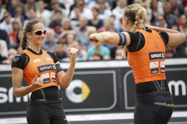 Beachvolleyball: smart beach tour Dresden 2015, Siegerinnen Katharina Schillerwein (l.) (RWE Beachvolleys Bottrop) und Cinja Tillmann (r.) (USC Muenster), xHOCHxZWEIx xThomasxVictorx
