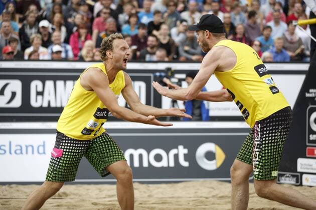 Beachvolleyball: smart beach tour Dresden 2015, Finale Maenner, zweitplatzierte Sebastian Dollinger (r.) und Marcus Popp (l.), xHOCHxZWEIx xThomasxVictorx
