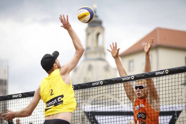 Beachvolleyball: smart beach tour Dresden 2015, Finale Maenner, Sieger Tim Holler (in orange) gegen zweitplatzierten Sebastian Dollinger (in gelb), xHOCHxZWEIx xThomasxVictorx