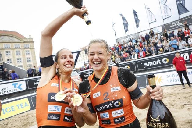 Beachvolleyball: smart beach tour Dresden 2015,Siegerinnen Katharina Schillerwein (l.) (RWE Beachvolleys Bottrop) und Cinja Tillmann (r.) (USC Muenster), xHOCHxZWEIx xThomasxVictorx